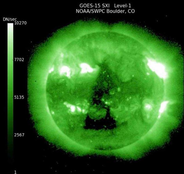 Sul Sole appare un gigantesco buco triangolare