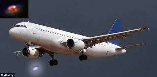 Aereo e una macchina volante non identificata
