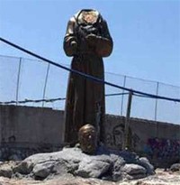 Una statua di Padre Pio decapitata in stile Isis