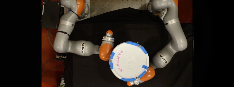 L'AI aiuta i robot a manipolare gli oggetti con tutto il corpo