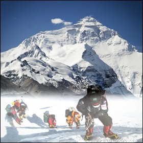 Pulito l'Everest. Rimosse 8,5 tonnellate di spazzatura