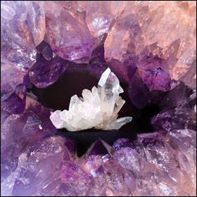 Le pietre e i cristalli hanno sempre accompagnato la vita dell’uomo. In maniera silenziosa i cristalli diffondono la loro magia e il loro potere.