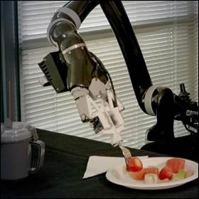 Il robot, dopo aver identificato i cibi su un piatto, può decidere quale cibo raccogliere con la forchetta per destinarlo alla bocca del disabile